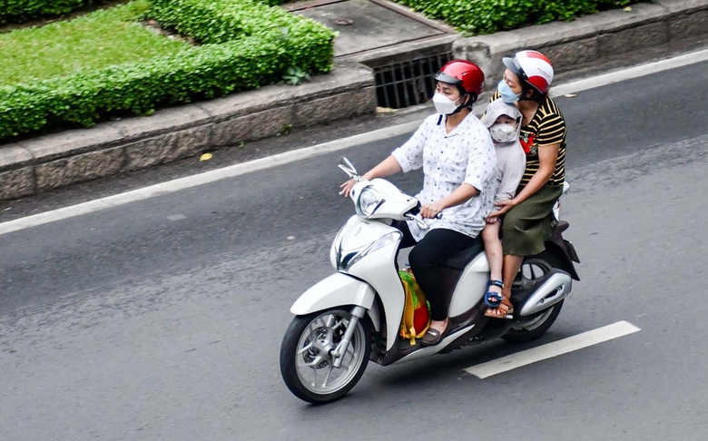 Điều khiển xe m&aacute;y được chở bao nhi&ecirc;u người?- Ảnh 1.