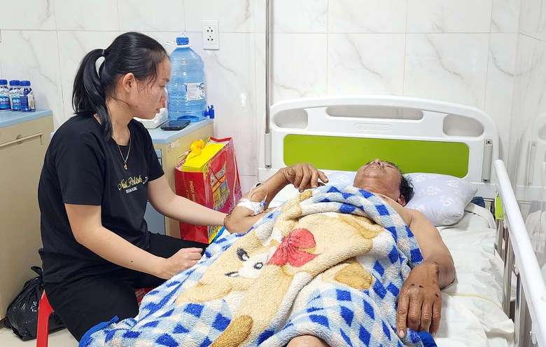 Vợ mất, chồng nguy kịch sau tai nạn- Ảnh 1.