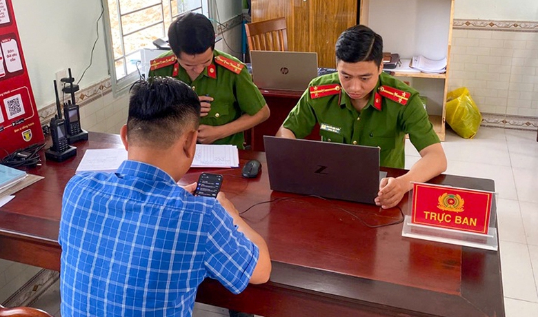 Đăng Facebook việc chuyển nhầm tiền, người đ&agrave;n &ocirc;ng được c&ocirc;ng an hỗ trợ nhận lại- Ảnh 1.