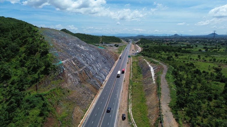 Đang lắp h&agrave;ng chục "mắt thần" tr&ecirc;n cao tốc Vĩnh Hảo - Phan Thiết- Ảnh 2.