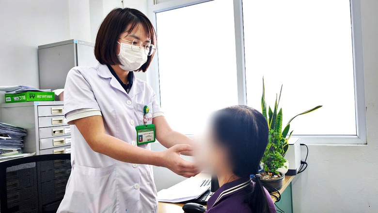 Ph&aacute;t hiện k&yacute; sinh tr&ugrave;ng d&agrave;i gần 10cm trong mắt một phụ nữ- Ảnh 1.