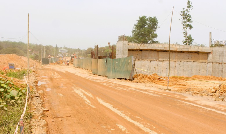 C&oacute; mặt bằng, nh&agrave; thầu bứt ph&aacute; tiến độ 3 n&uacute;t giao, cầu vượt cao tốc Vạn Ninh - Cam Lộ- Ảnh 14.