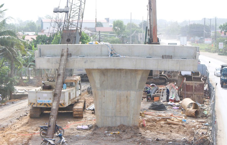 C&oacute; mặt bằng, nh&agrave; thầu bứt ph&aacute; tiến độ 3 n&uacute;t giao, cầu vượt cao tốc Vạn Ninh - Cam Lộ- Ảnh 4.
