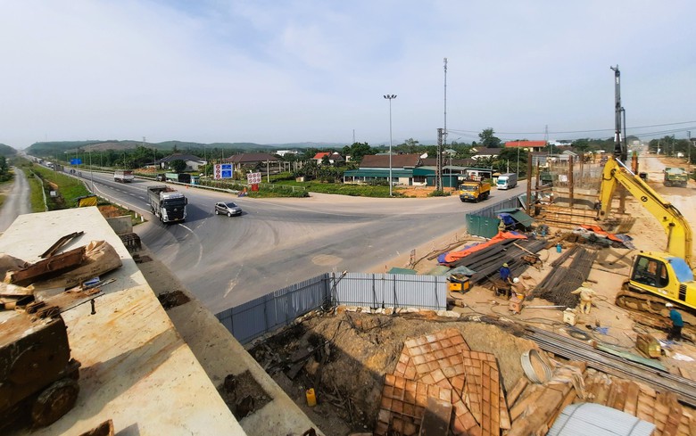 C&oacute; mặt bằng, nh&agrave; thầu bứt ph&aacute; tiến độ 3 n&uacute;t giao, cầu vượt cao tốc Vạn Ninh - Cam Lộ- Ảnh 6.