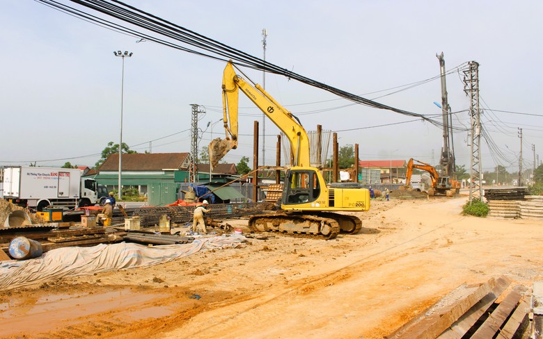 C&oacute; mặt bằng, nh&agrave; thầu bứt ph&aacute; tiến độ 3 n&uacute;t giao, cầu vượt cao tốc Vạn Ninh - Cam Lộ- Ảnh 9.