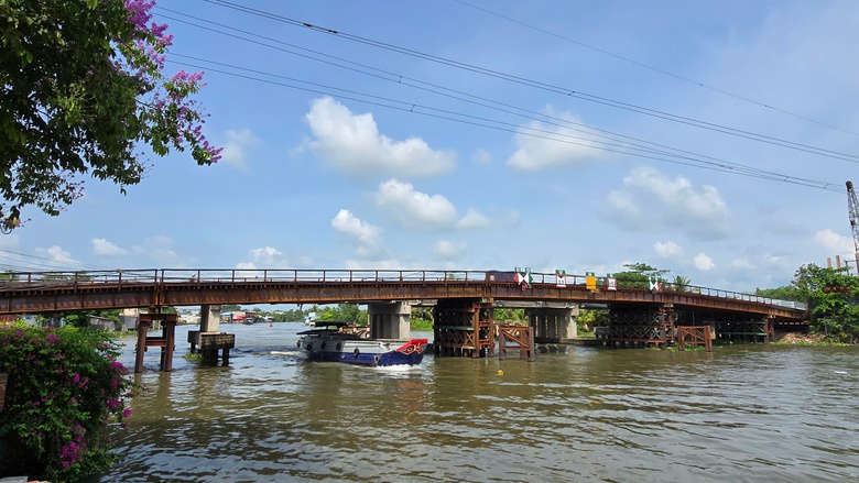 Vướng mặt bằng, vẫn quyết tâm thông xe cầu tạm Ô Môn dịp 1/5- Ảnh 1. Vướng mặt bằng, vẫn quyết tâm thông xe cầu tạm Ô Môn dịp 1/5- Ảnh 1.