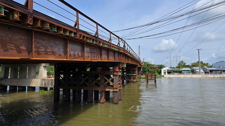 Vướng mặt bằng, vẫn quyết tâm thông xe cầu tạm Ô Môn dịp 1/5- Ảnh 7. Vướng mặt bằng, vẫn quyết tâm thông xe cầu tạm Ô Môn dịp 1/5- Ảnh 7.