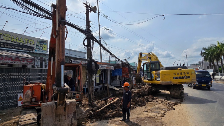 Vướng mặt bằng, vẫn quyết tâm thông xe cầu tạm Ô Môn dịp 1/5- Ảnh 6. Vướng mặt bằng, vẫn quyết tâm thông xe cầu tạm Ô Môn dịp 1/5- Ảnh 6.