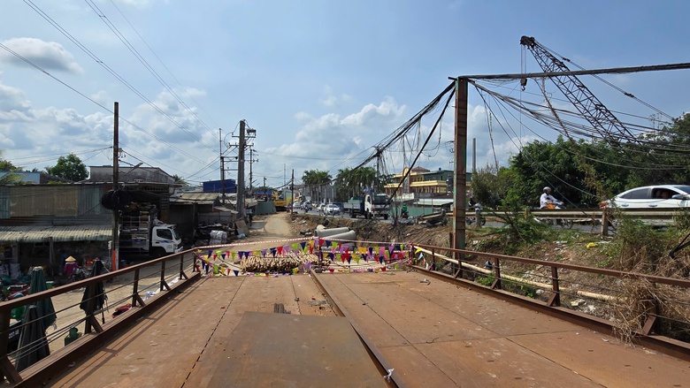 Vướng mặt bằng, vẫn quyết tâm thông xe cầu tạm Ô Môn dịp 1/5- Ảnh 4. Vướng mặt bằng, vẫn quyết tâm thông xe cầu tạm Ô Môn dịp 1/5- Ảnh 4.