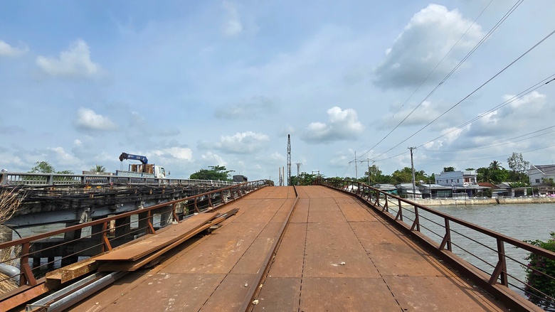 Vướng mặt bằng, vẫn quyết tâm thông xe cầu tạm Ô Môn dịp 1/5- Ảnh 2. Vướng mặt bằng, vẫn quyết tâm thông xe cầu tạm Ô Môn dịp 1/5- Ảnh 2.