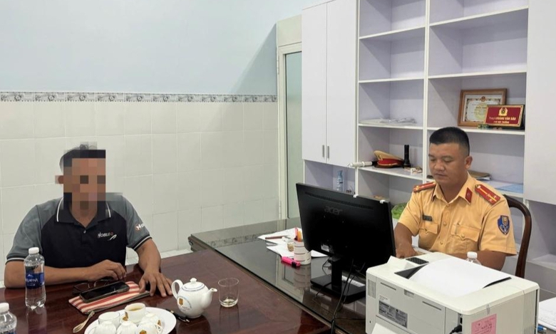 Tông gãy thanh chắn đường sắt, hai tài xế xe tải bị đề nghị điều tra- Ảnh 2. Tông gãy thanh chắn đường sắt, hai tài xế xe tải bị đề nghị điều tra- Ảnh 2.