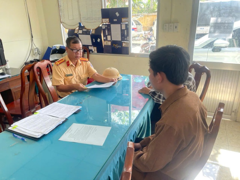 Phạt 25 triệu, tịch thu 2 phương tiện trong vụ thách đố đua xe trên quốc lộ qua Tiền Giang- Ảnh 1. Phạt 25 triệu, tịch thu 2 phương tiện trong vụ thách đố đua xe trên quốc lộ qua Tiền Giang- Ảnh 1.