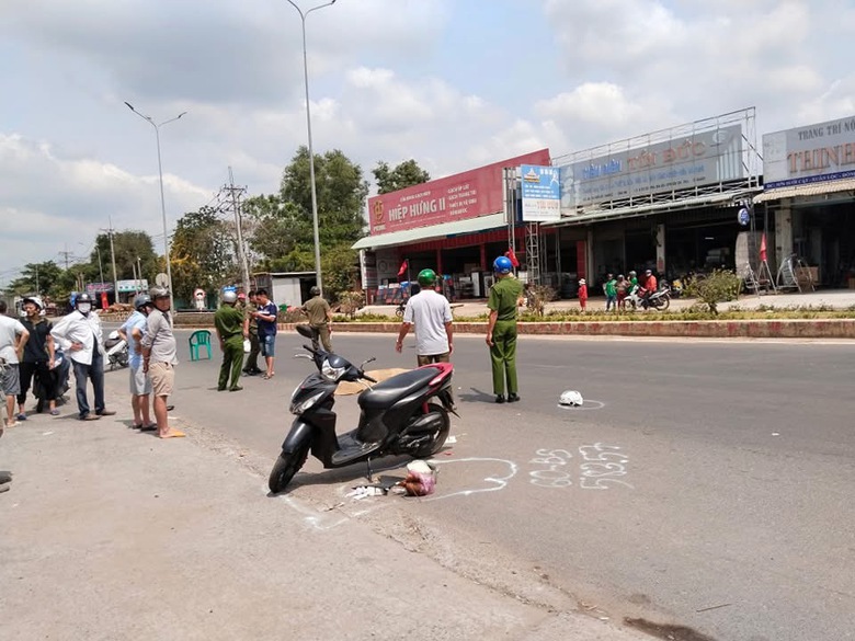 Va chạm giữa xe m&aacute;y v&agrave; xe tải, một phụ nữ tử vong tại chỗ- Ảnh 1.