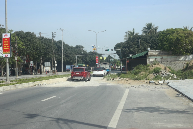 Dự &aacute;n đường du lịch biển 310 tỷ đồng ở Nghệ An thắt cổ chai v&igrave; vướng 50m mặt bằng- Ảnh 1.