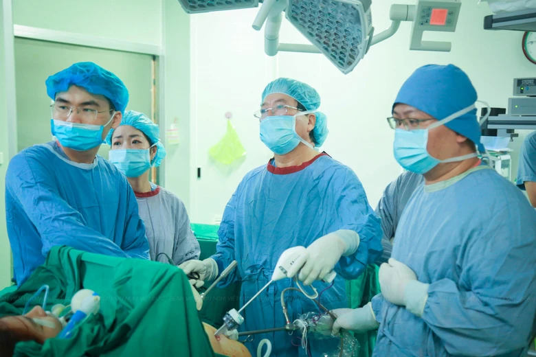 Chạm ngưỡng 102kg, cô gái trẻ trầm cảm vì béo phì- Ảnh 1.