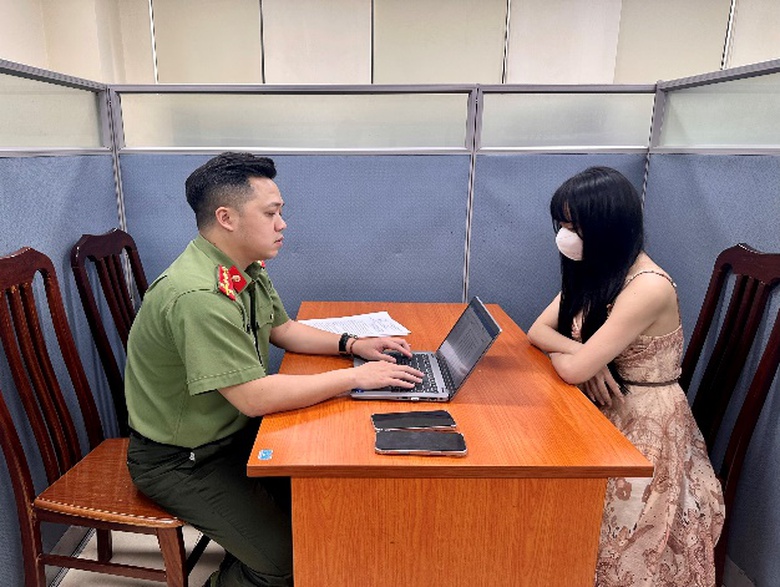 H&agrave; Nội: Hai nữ Facebooker bị xử phạt v&igrave; đăng clip đ&aacute;nh bạc để c&acirc;u like- Ảnh 1.