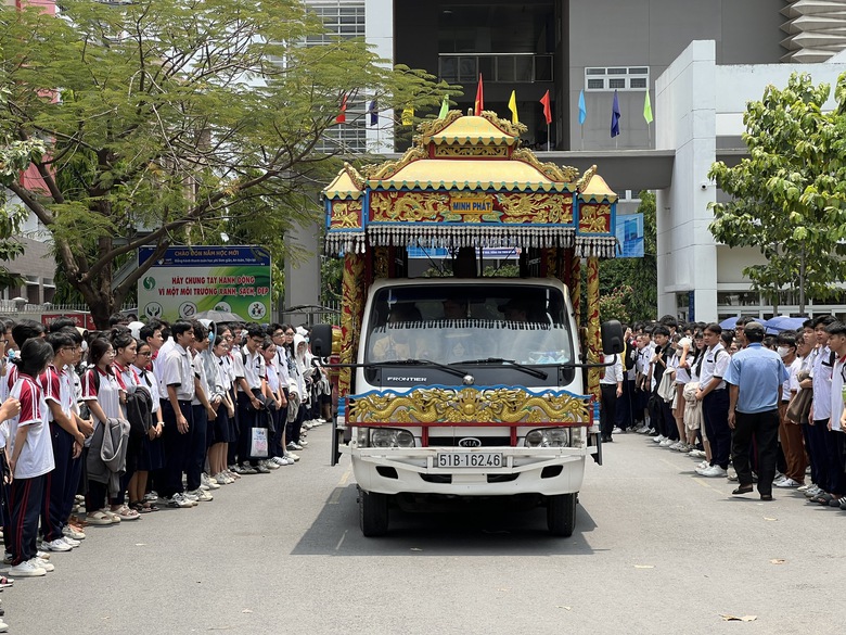 X&uacute;c động cảnh bạn b&egrave; tiễn biệt nữ sinh lớp 11 tử vong do tai nạn giao th&ocirc;ng- Ảnh 1.