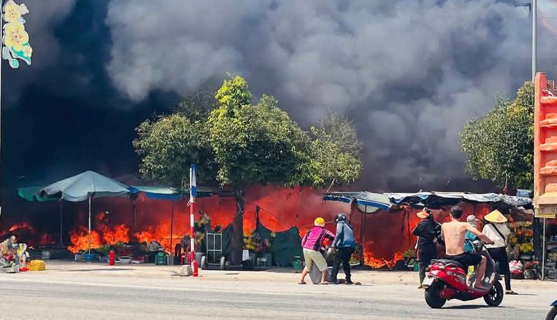 Lửa ch&aacute;y đỏ rực, kh&oacute;i đen bao phủ cả khu chợ lớn ở Huế- Ảnh 1.
