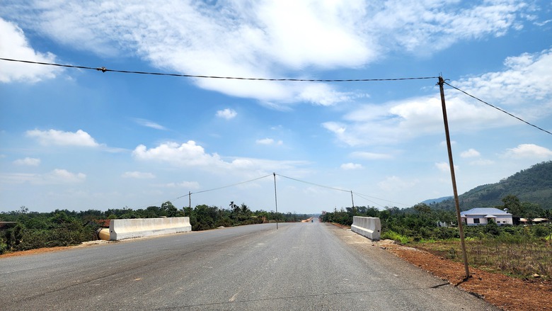 Cao tốc Kh&aacute;nh H&ograve;a - Bu&ocirc;n Ma Thuột: D&acirc;y điện d&acirc;n sinh chưa di dời, cản tiến độ thi c&ocirc;ng- Ảnh 7.