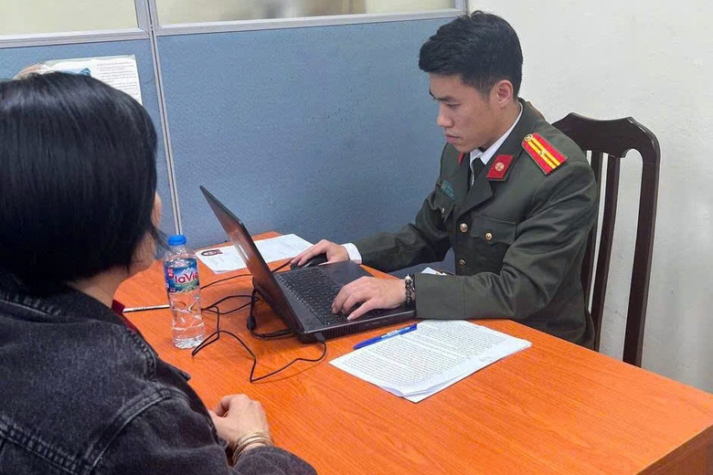 H&agrave; Nội: Xử l&yacute; 5 đối tượng "c&ograve; mồi" tại c&aacute;c điểm cấp, đổi giấy ph&eacute;p l&aacute;i xe- Ảnh 1.