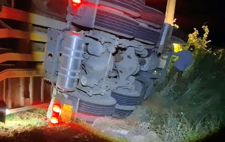 Chiếc xe đầu k&eacute;o tại hiện trường vụ tai nạn - Ảnh: Đức Quyền.