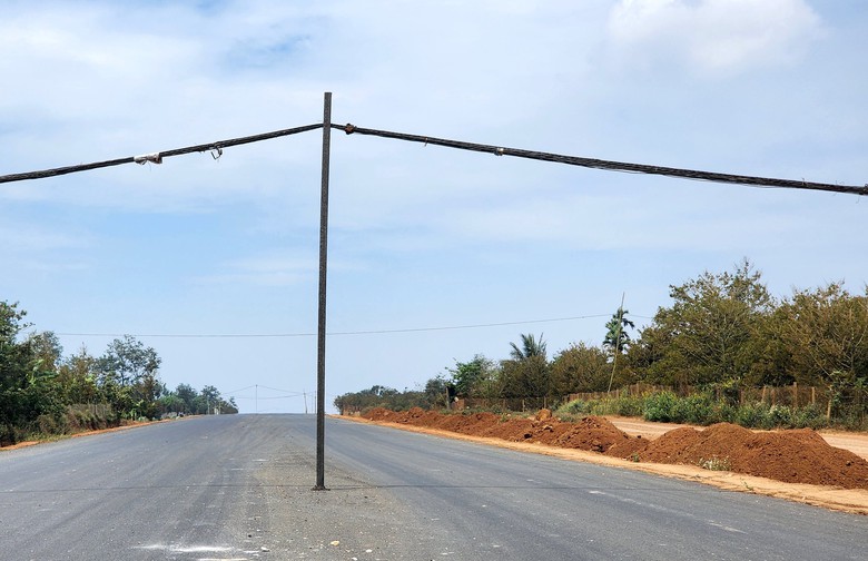 Cao tốc Kh&aacute;nh H&ograve;a - Bu&ocirc;n Ma Thuột: D&acirc;y điện d&acirc;n sinh chưa di dời, cản tiến độ thi c&ocirc;ng- Ảnh 2.