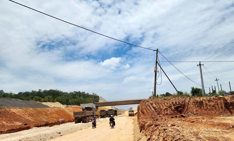 Cao tốc Kh&aacute;nh H&ograve;a - Bu&ocirc;n Ma Thuột: D&acirc;y điện d&acirc;n sinh chưa di dời, cản tiến độ thi c&ocirc;ng- Ảnh 8.