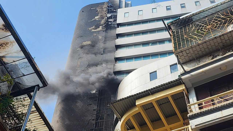 H&agrave; Nội: Kh&oacute;i đen bao tr&ugrave;m cao ốc văn ph&ograve;ng 18 tầng tr&ecirc;n phố Th&aacute;i H&agrave;- Ảnh 1.