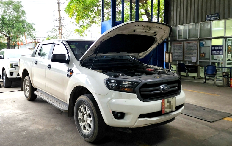 Bậc l&ecirc;n xuống bị nứt, &ocirc; t&ocirc; c&oacute; được đăng kiểm?- Ảnh 1.
