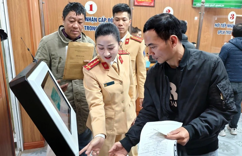 H&agrave; Nội: Xử l&yacute; 5 đối tượng "c&ograve; mồi" tại c&aacute;c điểm cấp, đổi giấy ph&eacute;p l&aacute;i xe- Ảnh 2.