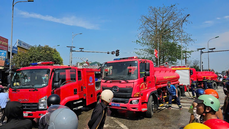 Lửa ch&aacute;y đỏ rực, kh&oacute;i đen bao phủ cả khu chợ lớn ở Huế- Ảnh 3.