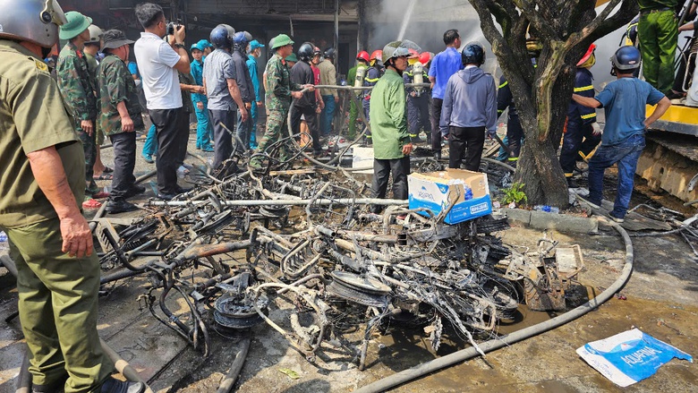 Lửa ch&aacute;y đỏ rực, kh&oacute;i đen bao phủ cả khu chợ lớn ở Huế- Ảnh 4.