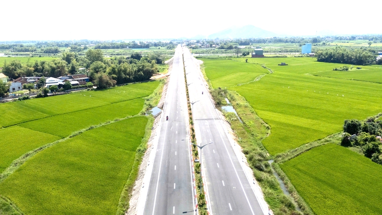 Ngắm tuyến đường ngh&igrave;n tỷ nối QL1 với đầm Thị Nại sắp kh&aacute;nh th&agrave;nh- Ảnh 3.
