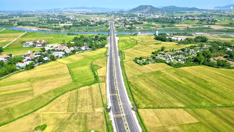 Ngắm tuyến đường ngh&igrave;n tỷ nối QL1 với đầm Thị Nại sắp kh&aacute;nh th&agrave;nh- Ảnh 1.