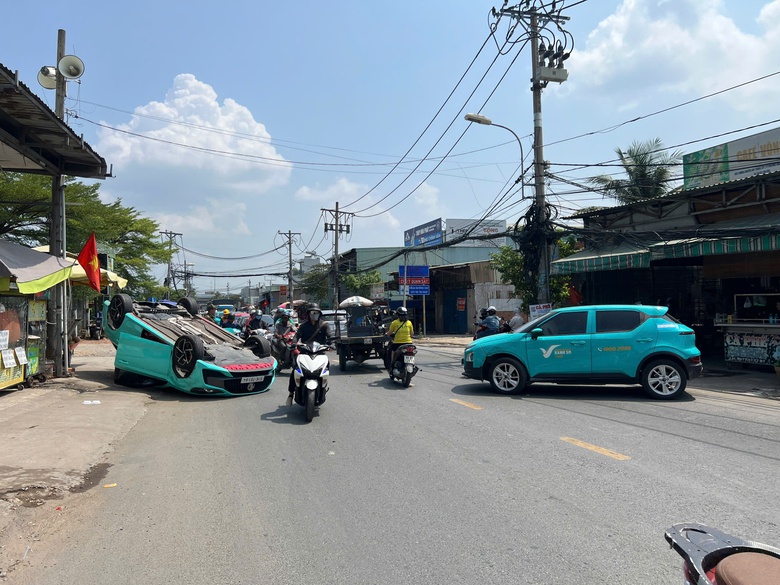 Ô tô 5 chỗ lật ngửa sau va chạm với taxi công nghệ, nữ tài xế mắc kẹt trong cabin- Ảnh 1. Ô tô 5 chỗ lật ngửa sau va chạm với taxi công nghệ, nữ tài xế mắc kẹt trong cabin- Ảnh 1.