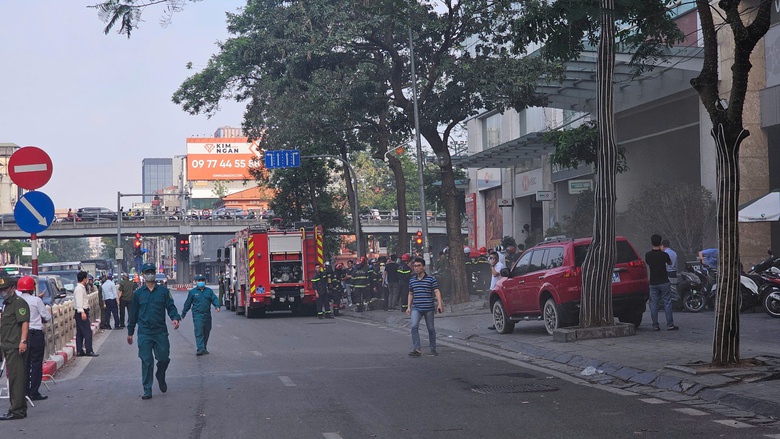 H&agrave; Nội: Kh&oacute;i đen bao tr&ugrave;m cao ốc văn ph&ograve;ng 18 tầng tr&ecirc;n phố Th&aacute;i H&agrave;- Ảnh 2.