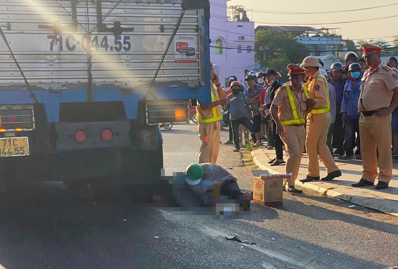 Gia đình đi trên xe máy va chạm với xe tải khiến người vợ tử vong- Ảnh 1. Gia đình đi trên xe máy va chạm với xe tải khiến người vợ tử vong- Ảnh 1.