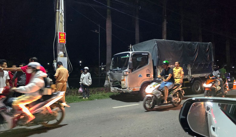 Lực lượng CSGT C&ocirc;ng an tỉnh An Giang đang điều tra hiện trường v&agrave; điều tiết giao th&ocirc;ng qua khu vực xảy ra vụ tai nạn.