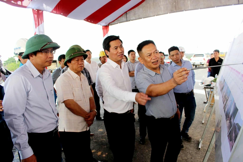 Thứ trưởng Nguyễn Tường Văn: Thông tuyến cao tốc Vạn Ninh - Cam Lộ trước 30/6- Ảnh 1. Thứ trưởng Nguyễn Tường Văn: Thông tuyến cao tốc Vạn Ninh - Cam Lộ trước 30/6- Ảnh 1.