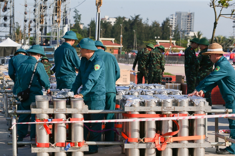 H&agrave;ng ng&agrave;n du kh&aacute;ch đổ về biển Cửa L&ograve; trong ng&agrave;y khai mạc du lịch 2025- Ảnh 10.