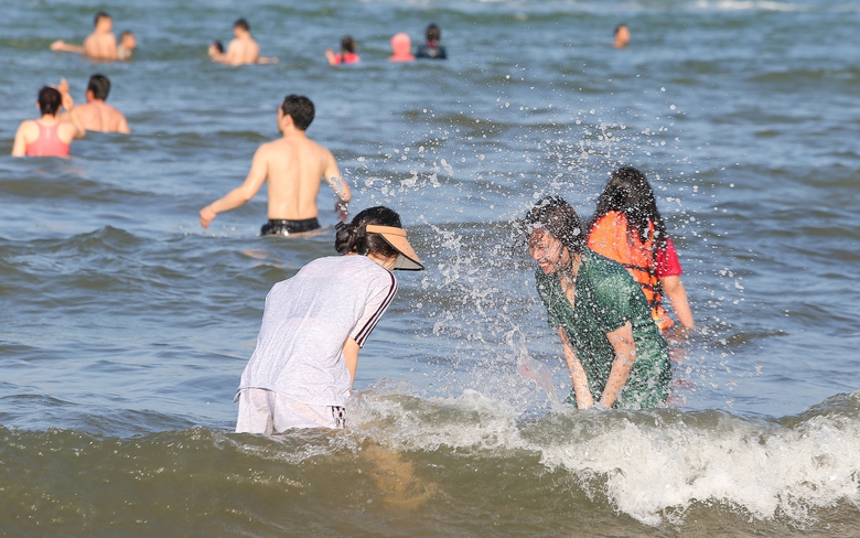 H&agrave;ng ng&agrave;n du kh&aacute;ch đổ về biển Cửa L&ograve; trong ng&agrave;y khai mạc du lịch 2025- Ảnh 4.