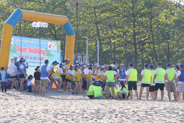 H&agrave;ng ng&agrave;n du kh&aacute;ch đổ về biển Cửa L&ograve; trong ng&agrave;y khai mạc du lịch 2025- Ảnh 3.