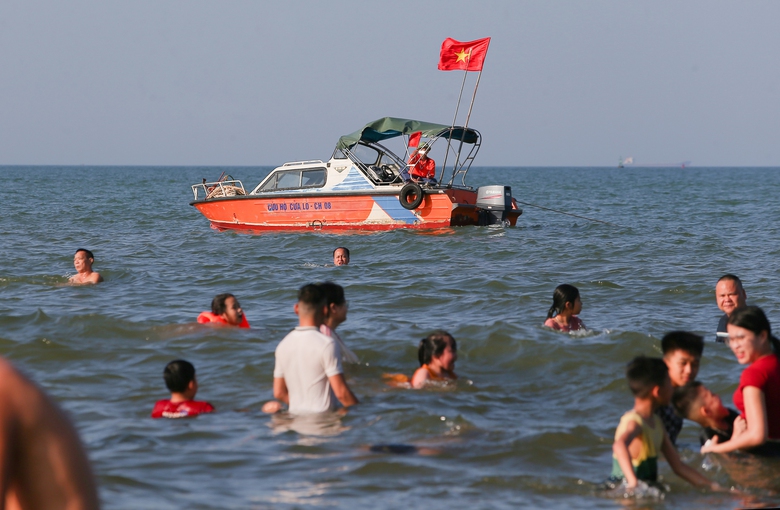 H&agrave;ng ng&agrave;n du kh&aacute;ch đổ về biển Cửa L&ograve; trong ng&agrave;y khai mạc du lịch 2025- Ảnh 11.