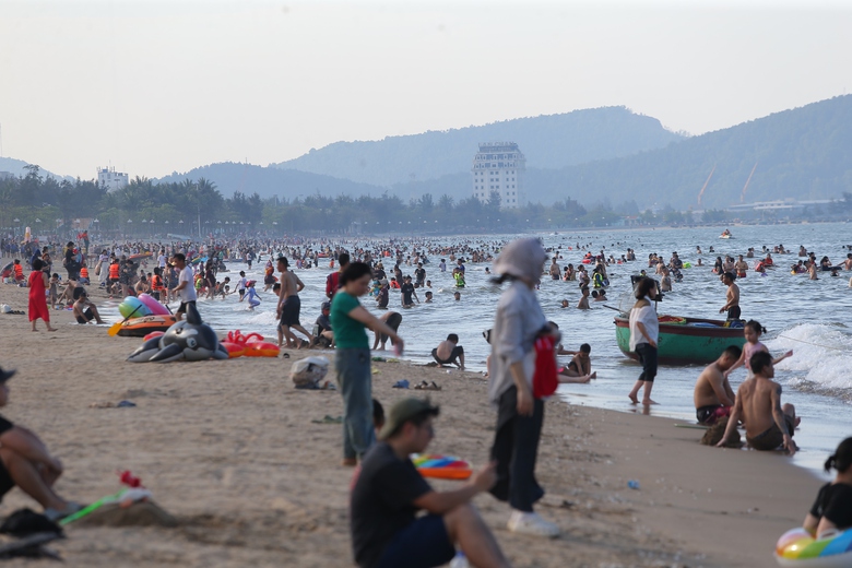 H&agrave;ng ng&agrave;n du kh&aacute;ch đổ về biển Cửa L&ograve; trong ng&agrave;y khai mạc du lịch 2025- Ảnh 6.