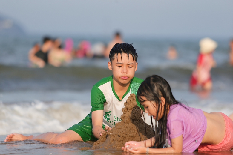 H&agrave;ng ng&agrave;n du kh&aacute;ch đổ về biển Cửa L&ograve; trong ng&agrave;y khai mạc du lịch 2025- Ảnh 8.