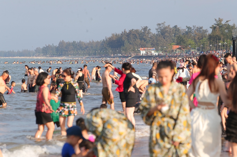 H&agrave;ng ng&agrave;n du kh&aacute;ch đổ về biển Cửa L&ograve; trong ng&agrave;y khai mạc du lịch 2025- Ảnh 2.