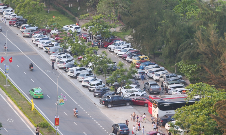 H&agrave;ng ng&agrave;n du kh&aacute;ch đổ về biển Cửa L&ograve; trong ng&agrave;y khai mạc du lịch 2025- Ảnh 9.