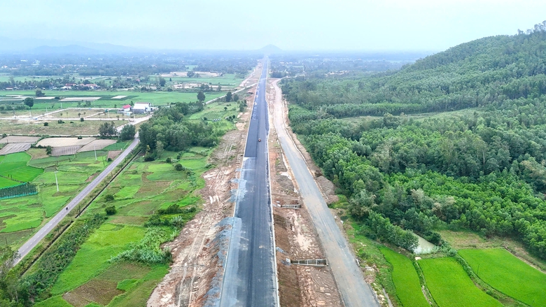 Rầm rập thi c&ocirc;ng ng&agrave;y đ&ecirc;m, đẩy tiển độ cao tốc Ho&agrave;i Nhơn - Quy Nhơn- Ảnh 3.