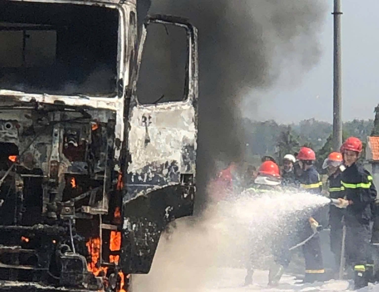 Xe tải lưu th&ocirc;ng tr&ecirc;n QL1 qua Quảng Ng&atilde;i bất ngờ bốc ch&aacute;y- Ảnh 1.