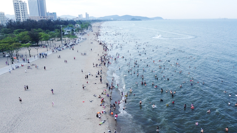 H&agrave;ng ng&agrave;n du kh&aacute;ch đổ về biển Cửa L&ograve; trong ng&agrave;y khai mạc du lịch 2025- Ảnh 1.